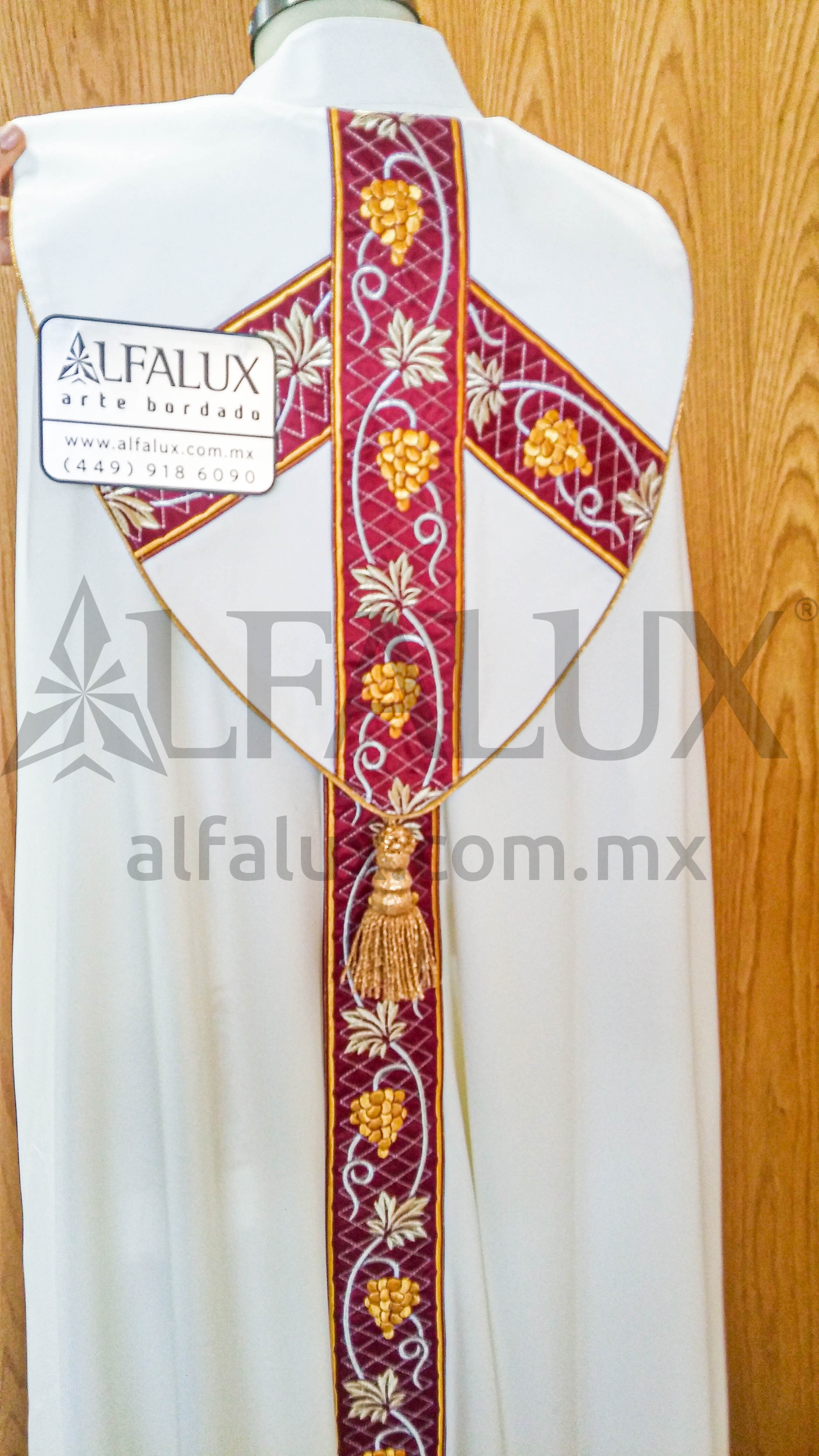 03 UVAS Blanco Capa RojoQuem 343